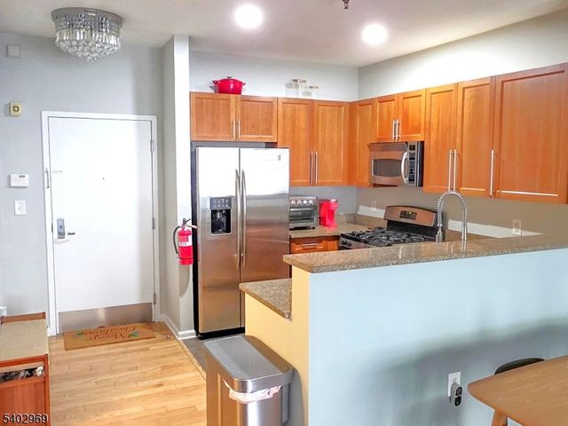 30 Freedomway 102, Jersey City, NJ 07305