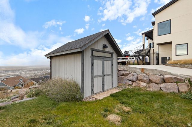 919 PARKWAY DR, North Salt Lake, UT 84054