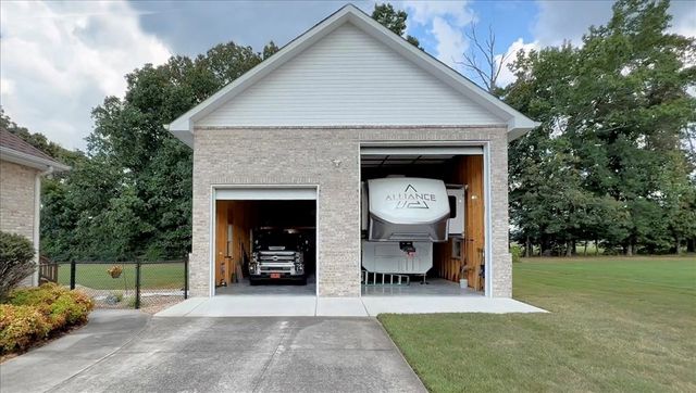 417 Whispering Winds Dr, Manchester, TN 37355