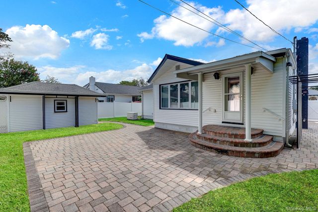148 S Dean Street, Hicksville, NY 11801