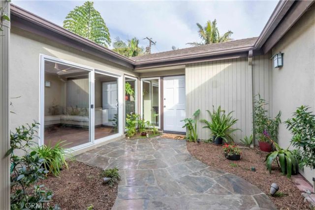 22042 Catalina Circle, Huntington Beach, CA 92646