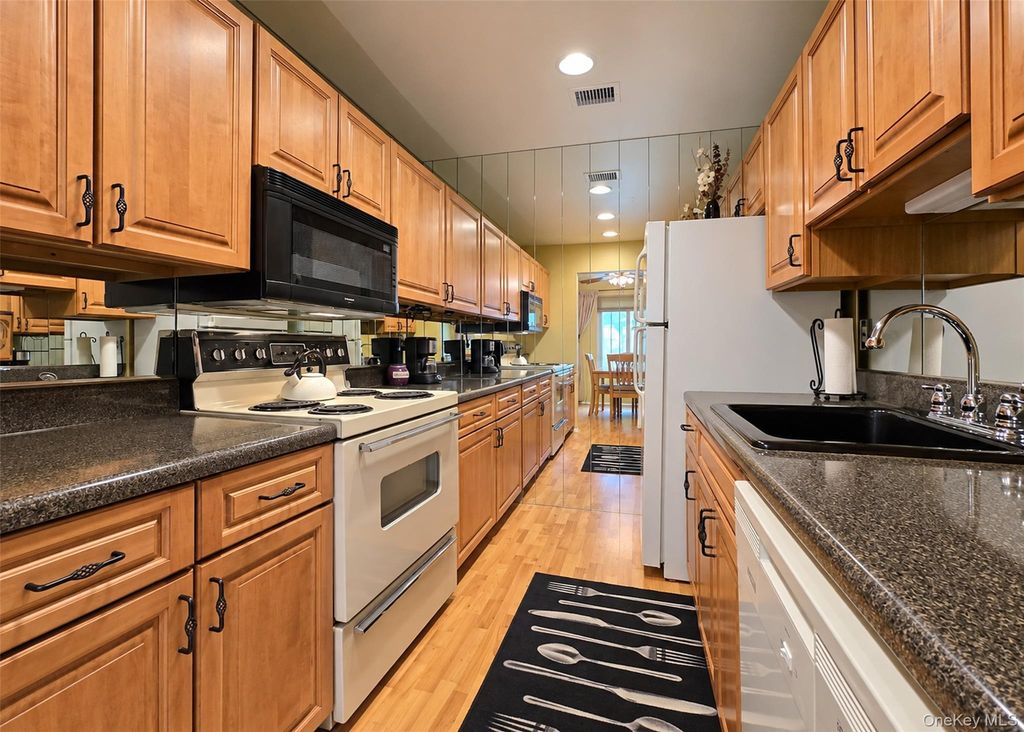 924 Skyline Drive, Coram, NY 11727 — photo 3