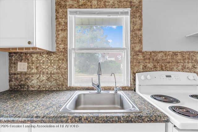 639 N Hayford Avenue, Lansing, MI 48912