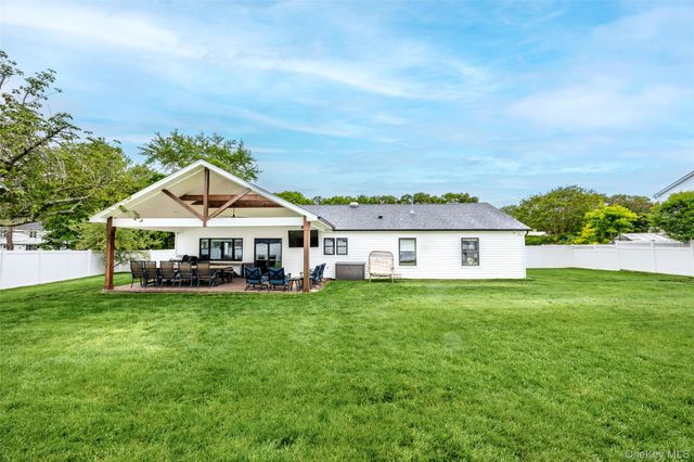 38 Long Meadow Place, South Setauket, NY 11720