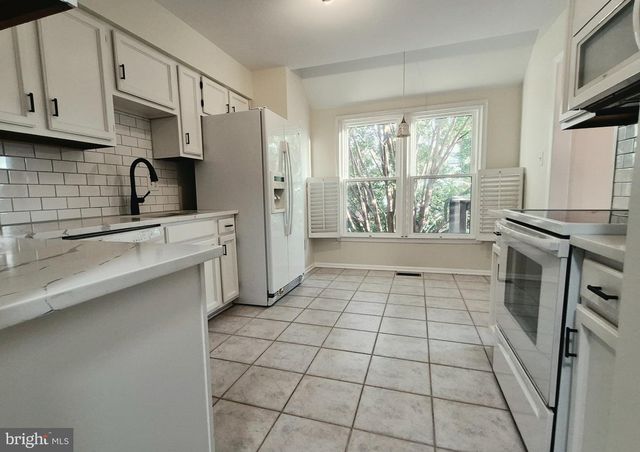 5189 GLEN MEADOW DR, Centreville, VA 20120