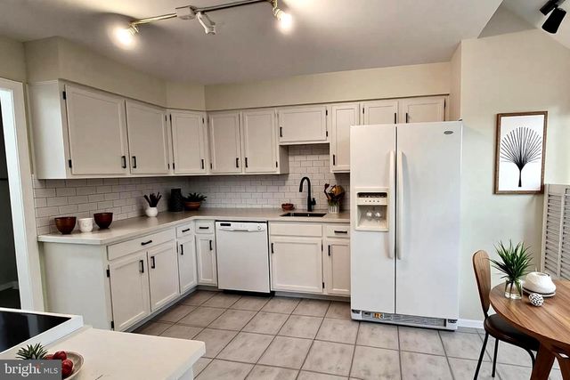 5189 GLEN MEADOW DR, Centreville, VA 20120