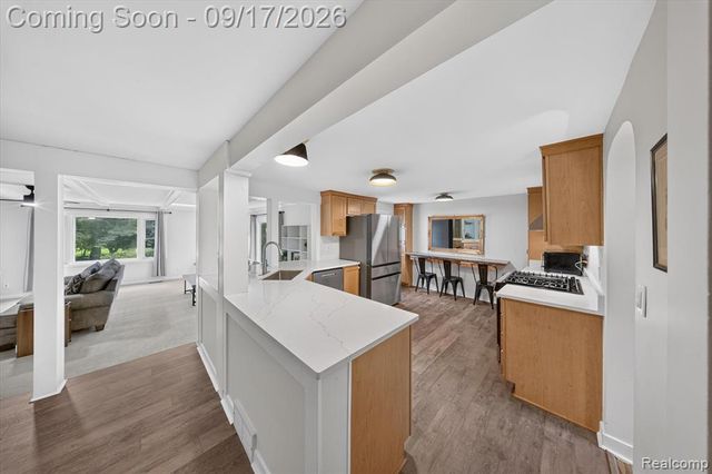 807 S Oak Street, Fenton, MI 48430