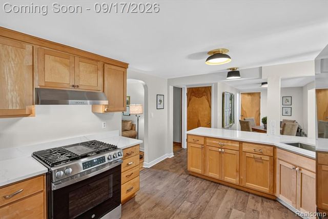 807 S Oak Street, Fenton, MI 48430
