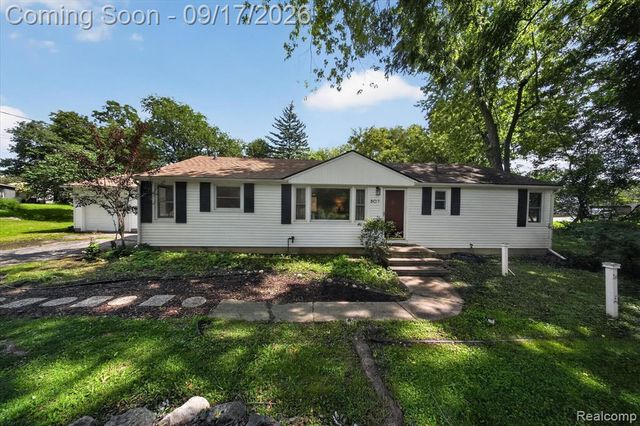 807 S Oak Street, Fenton, MI 48430