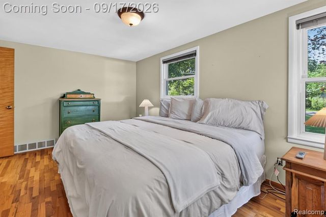 807 S Oak Street, Fenton, MI 48430