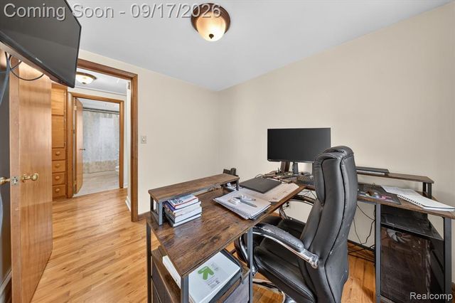 807 S Oak Street, Fenton, MI 48430