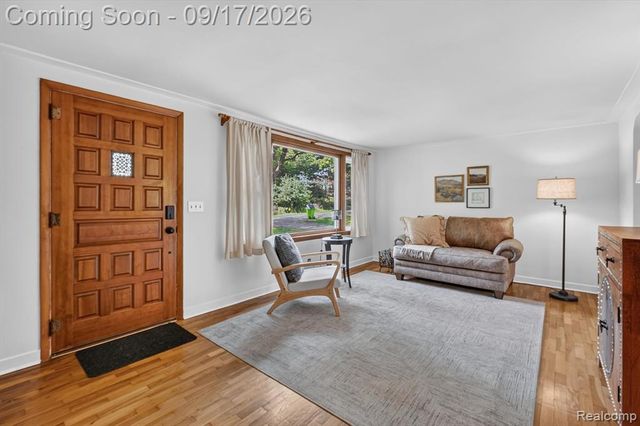 807 S Oak Street, Fenton, MI 48430