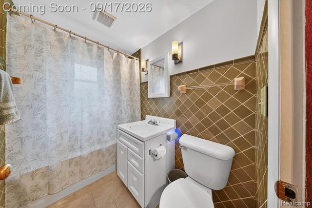 807 S Oak Street, Fenton, MI 48430