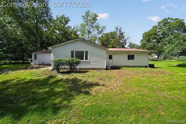 807 S Oak Street, Fenton, MI 48430