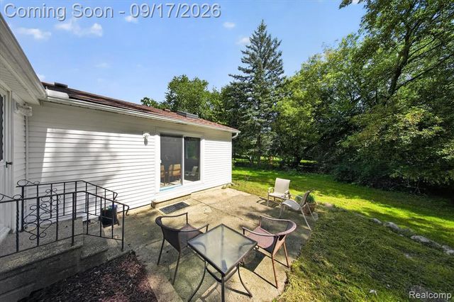 807 S Oak Street, Fenton, MI 48430