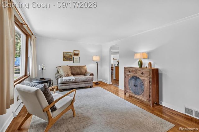 807 S Oak Street, Fenton, MI 48430