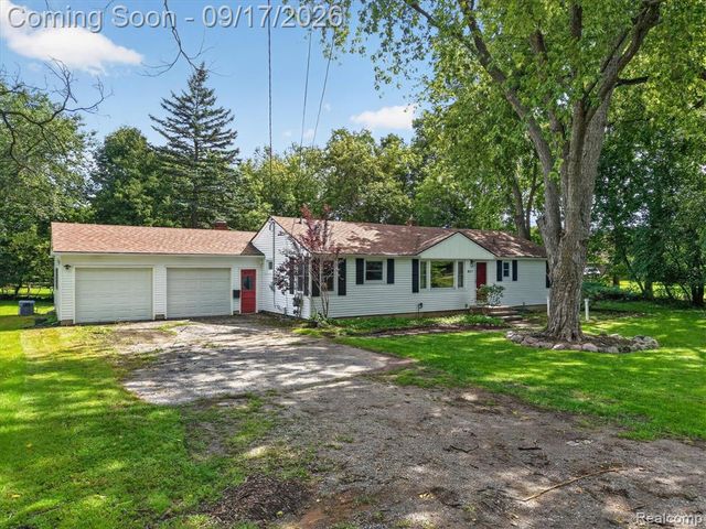 807 S Oak Street, Fenton, MI 48430