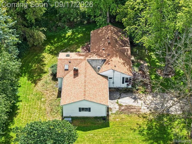 807 S Oak Street, Fenton, MI 48430