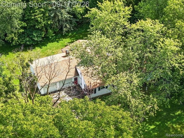 807 S Oak Street, Fenton, MI 48430