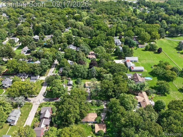807 S Oak Street, Fenton, MI 48430