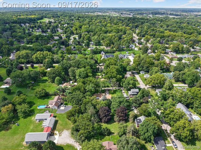 807 S Oak Street, Fenton, MI 48430