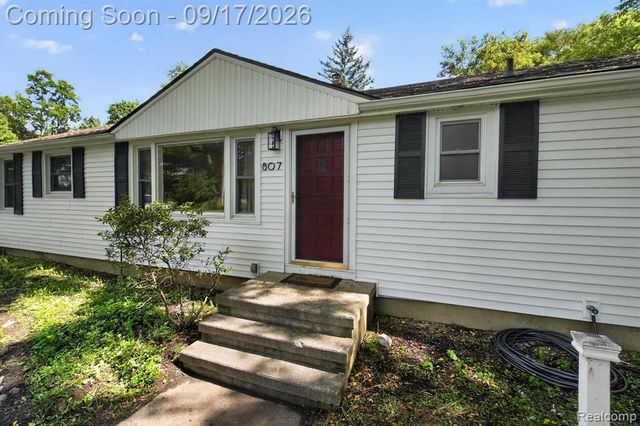 807 S Oak Street, Fenton, MI 48430