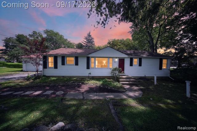 807 S Oak Street, Fenton, MI 48430