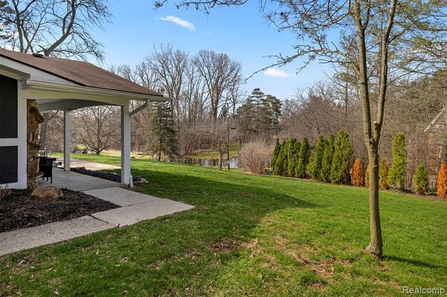 45401 W 9 Mile Road, Novi, MI 48374