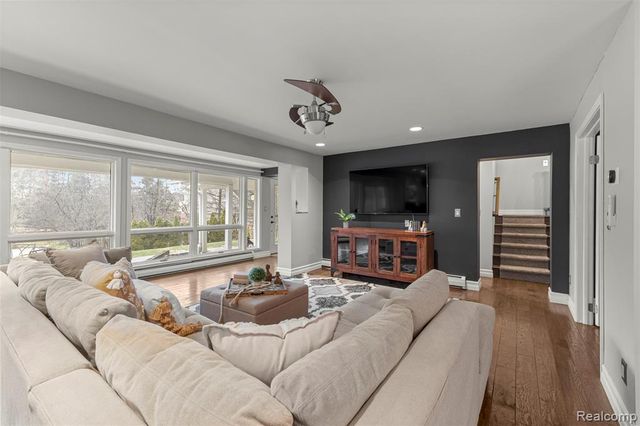 45401 W 9 Mile Road, Novi, MI 48374