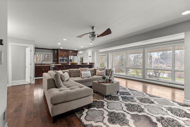 45401 W 9 Mile Road, Novi, MI 48374