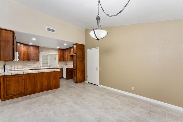 126 River Run Cir, Sacramento, CA 95833