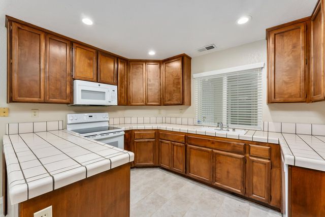 126 River Run Cir, Sacramento, CA 95833