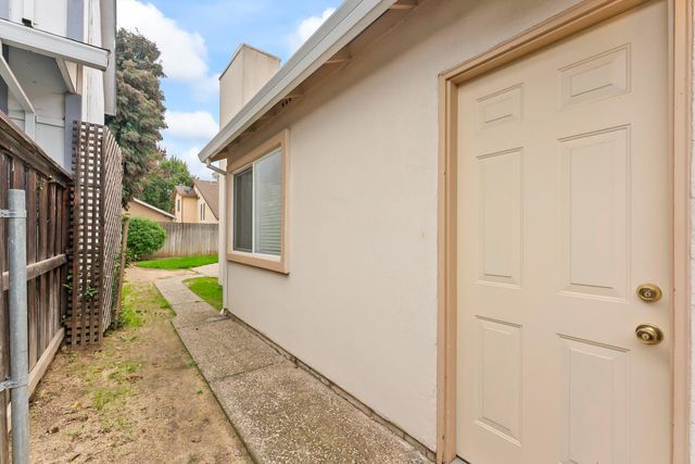 126 River Run Cir, Sacramento, CA 95833