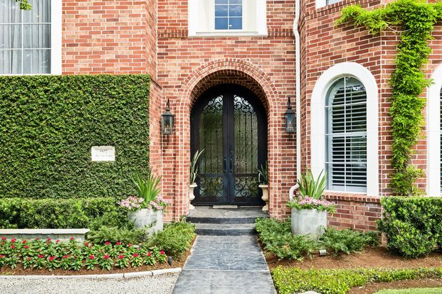 907 Enclave Lake Drive, Houston, TX 77077