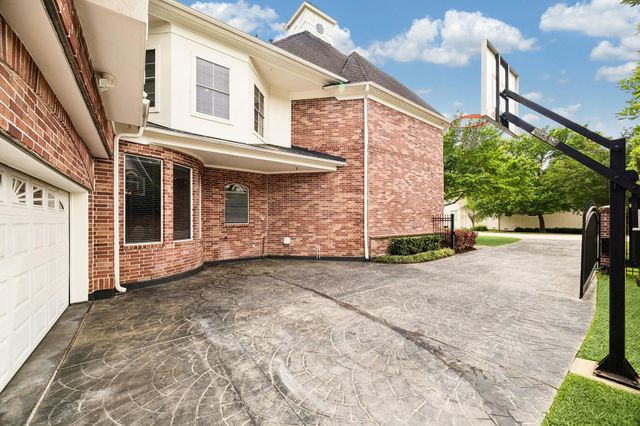 907 Enclave Lake Drive, Houston, TX 77077