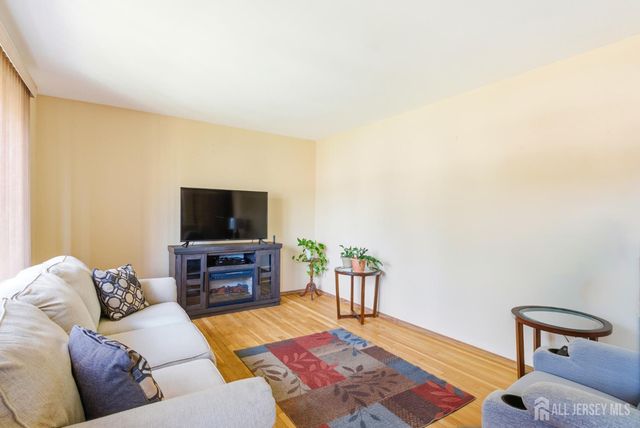 66 Rose Street, Edison, NJ 08817