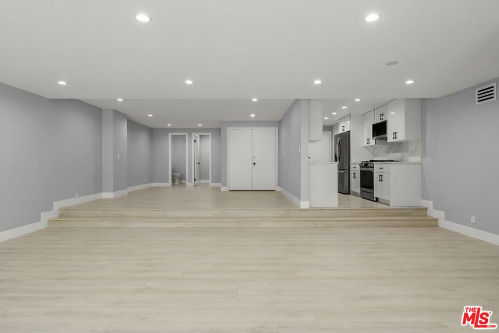 Image 10 of property listing at 441 N Oakhurst Drive 206, Beverly Hills, CA 90210
