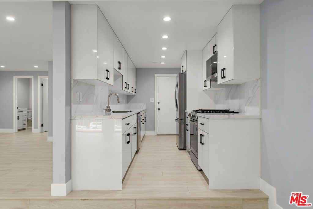 Image 11 of property listing at 441 N Oakhurst Drive 206, Beverly Hills, CA 90210