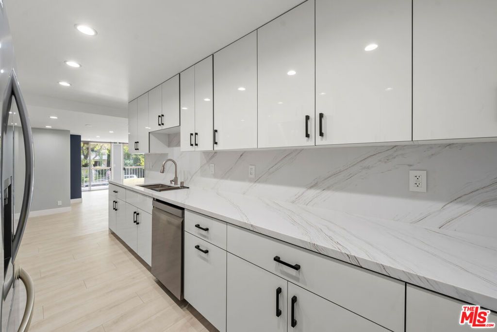 Image 13 of property listing at 441 N Oakhurst Drive 206, Beverly Hills, CA 90210