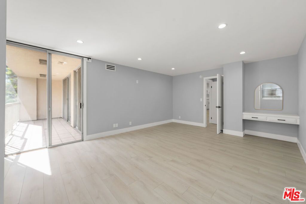 Image 16 of property listing at 441 N Oakhurst Drive 206, Beverly Hills, CA 90210