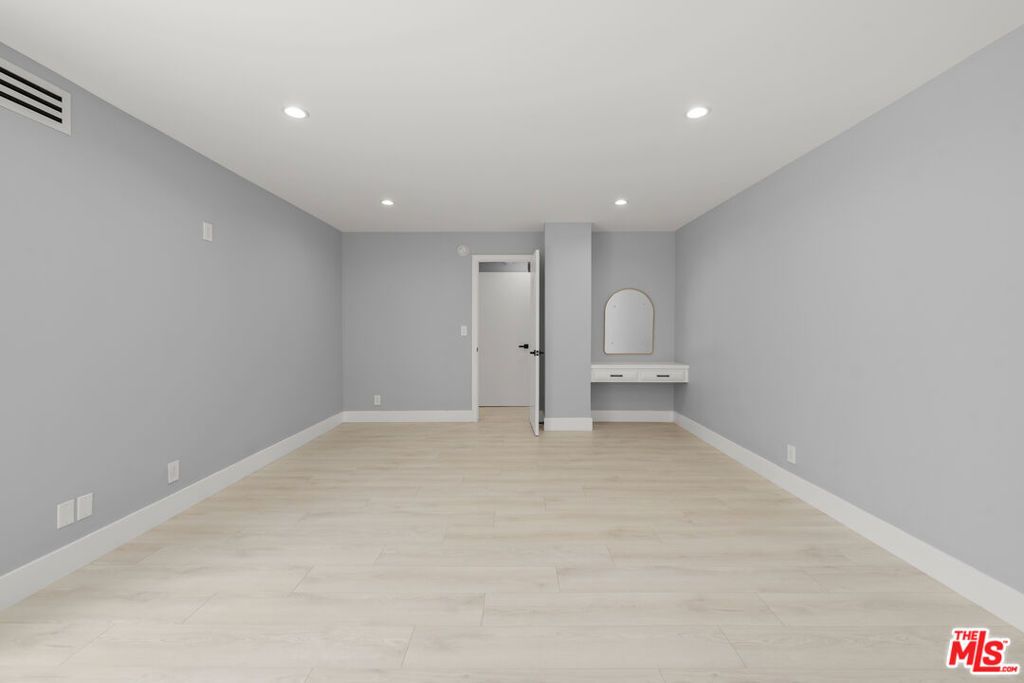 Image 17 of property listing at 441 N Oakhurst Drive 206, Beverly Hills, CA 90210