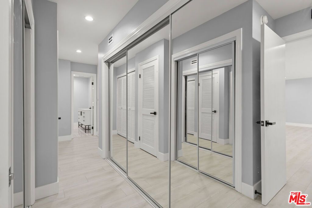 Image 18 of property listing at 441 N Oakhurst Drive 206, Beverly Hills, CA 90210