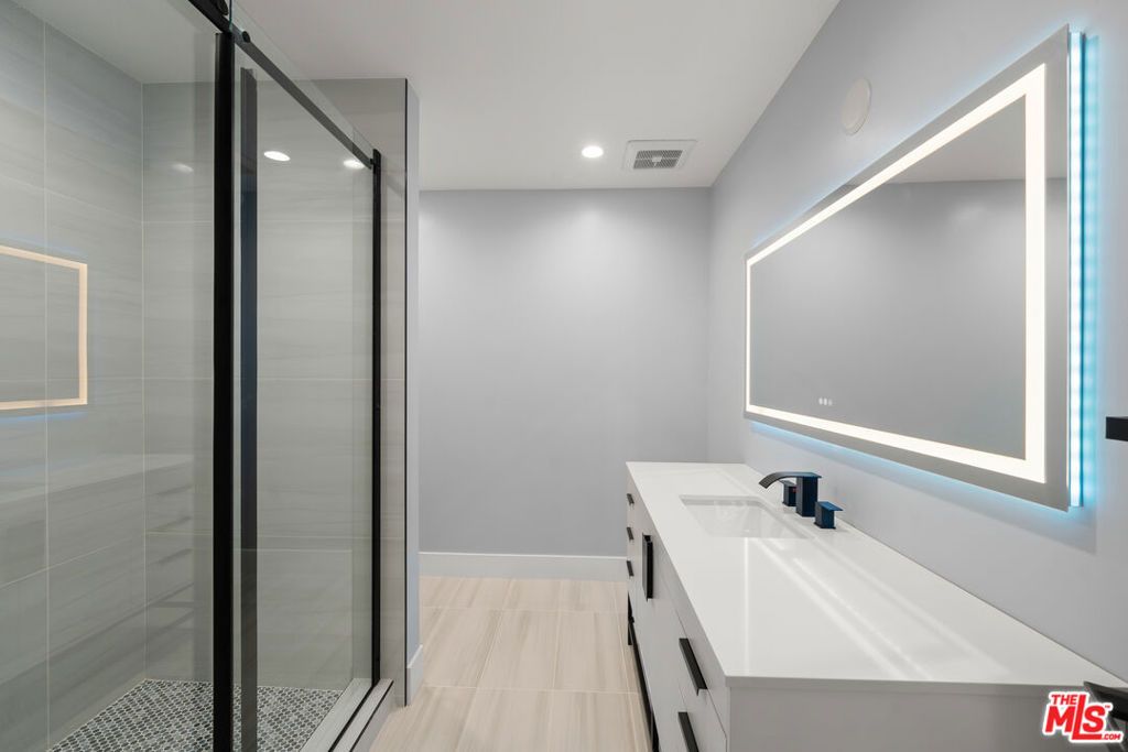 Image 20 of property listing at 441 N Oakhurst Drive 206, Beverly Hills, CA 90210