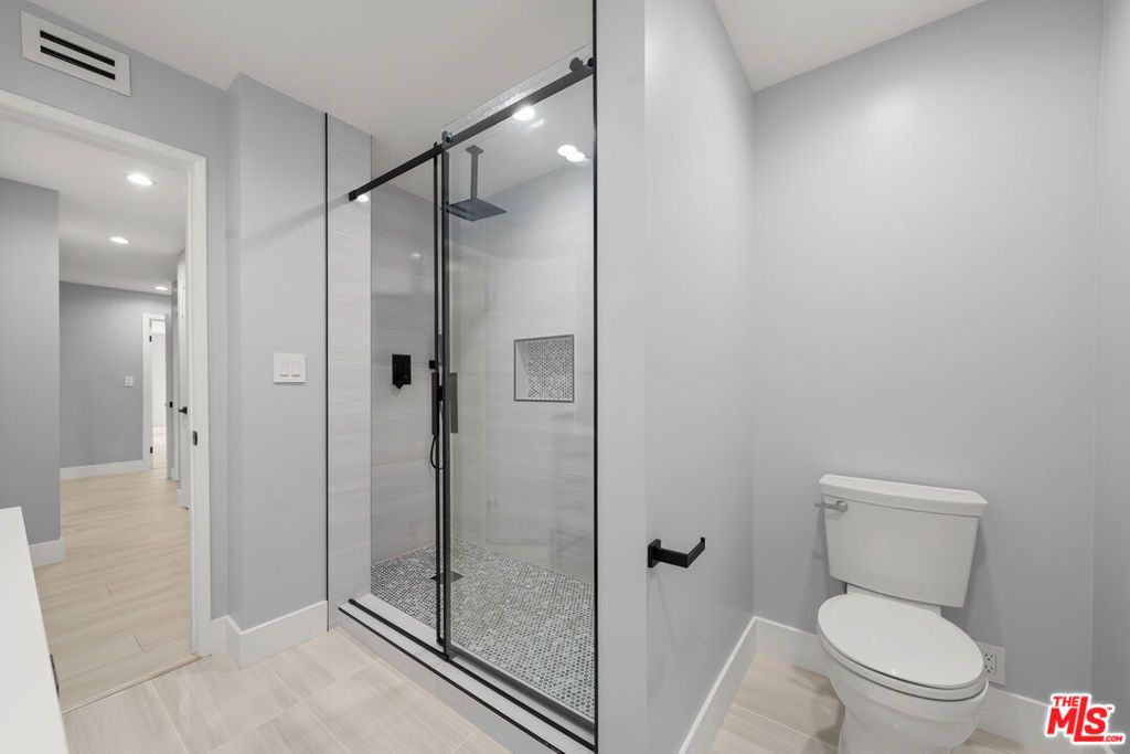 Image 22 of property listing at 441 N Oakhurst Drive 206, Beverly Hills, CA 90210