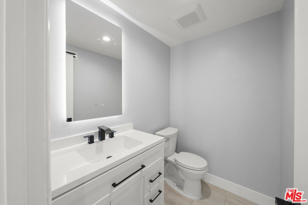 Image 25 of property listing at 441 N Oakhurst Drive 206, Beverly Hills, CA 90210