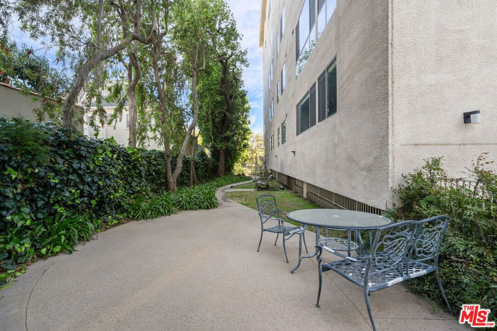 Image 29 of property listing at 441 N Oakhurst Drive 206, Beverly Hills, CA 90210