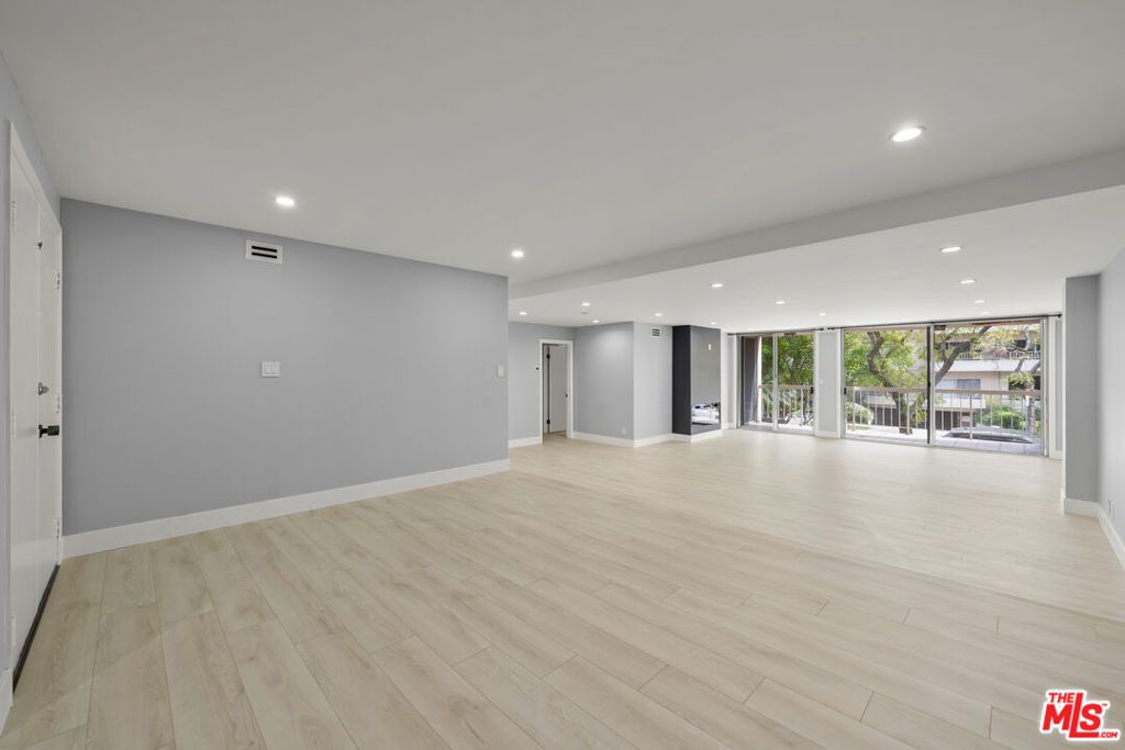 Image 6 of property listing at 441 N Oakhurst Drive 206, Beverly Hills, CA 90210
