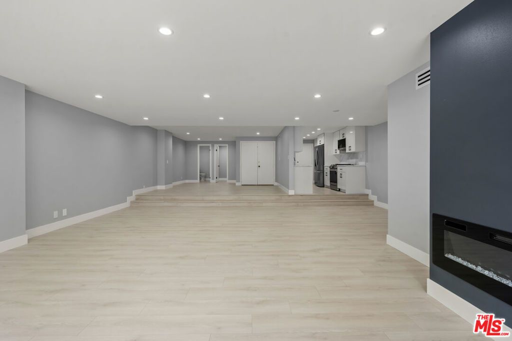 Image 8 of property listing at 441 N Oakhurst Drive 206, Beverly Hills, CA 90210