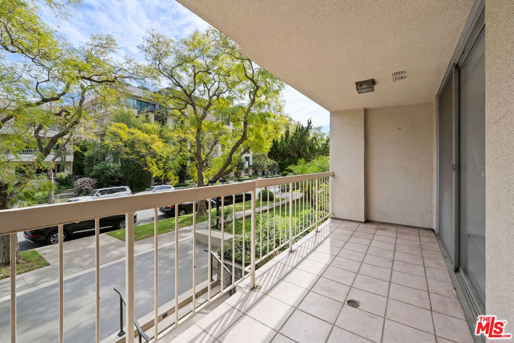 Image 9 of property listing at 441 N Oakhurst Drive 206, Beverly Hills, CA 90210