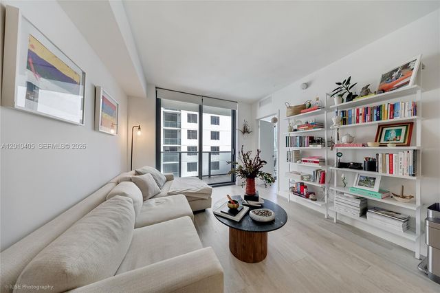 55 SW 9th St 2109, Miami, FL 33130